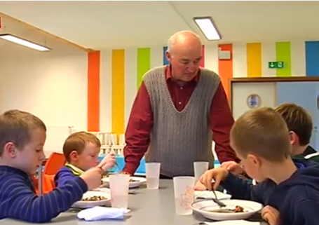 Les seniors de Fraiture à la cantine de l'école